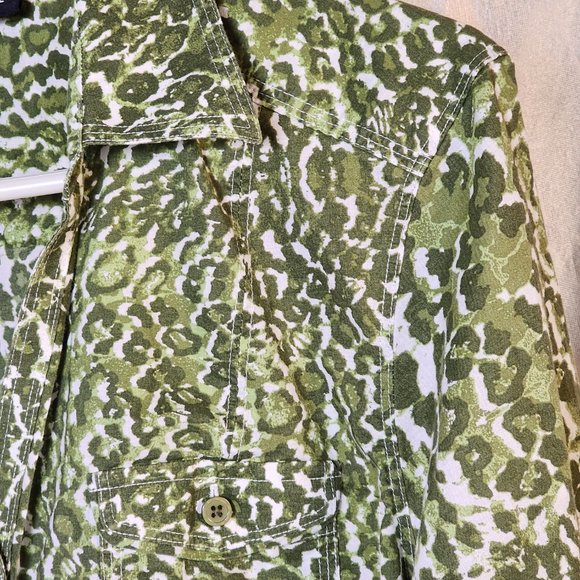 Nearly New Foxcroft size 14 petite Green and White Cotton Animal Print Blouse - Picture 5 of 16